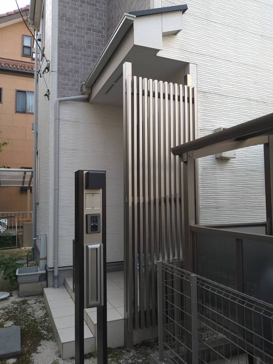 杉戸ウインドトーヨー住器の玄関前が丸見え…目隠ししたい！の施工後の写真1