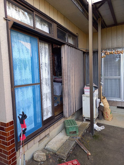 杉戸ウインドトーヨー住器の古くなった雨戸、動きが悪くて開閉が大変😥の施工前の写真1