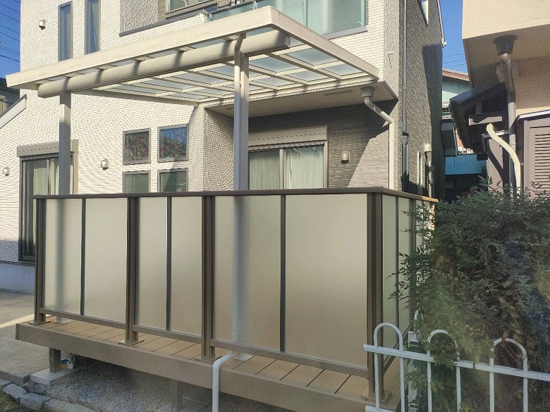 杉戸ウインドトーヨー住器の【春日部市】外にテラスを作りたい!ウッドデッキと屋根をつけて新しいくつろぎ空間の誕生です!の施工後の写真1