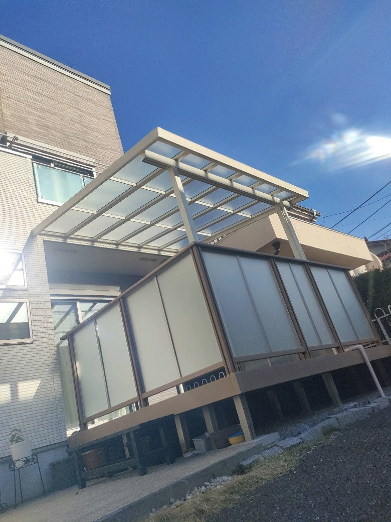 杉戸ウインドトーヨー住器の【春日部市】外にテラスを作りたい!ウッドデッキと屋根をつけて新しいくつろぎ空間の誕生です!の施工後の写真2