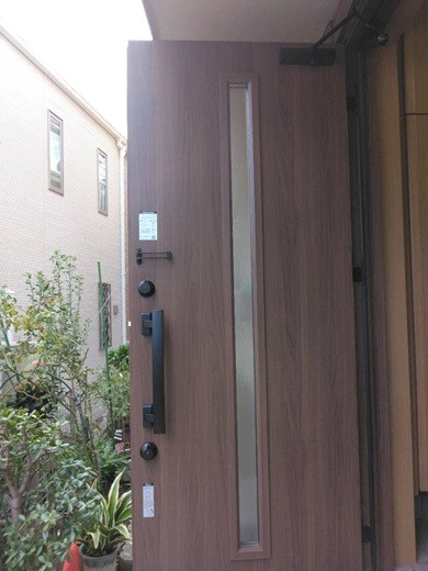 杉戸ウインドトーヨー住器の【さいたま市】玄関ドアが錆びてきてしまった!どうにかしたい!の施工後の写真2