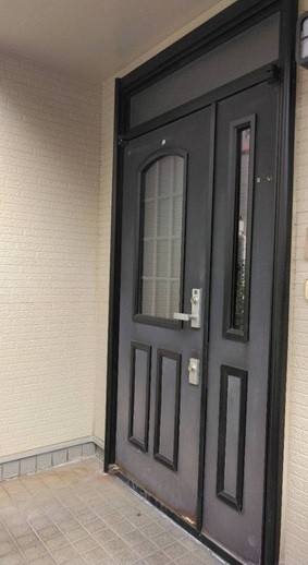杉戸ウインドトーヨー住器の【さいたま市】玄関ドアが錆びてきてしまった!どうにかしたい!の施工前の写真1