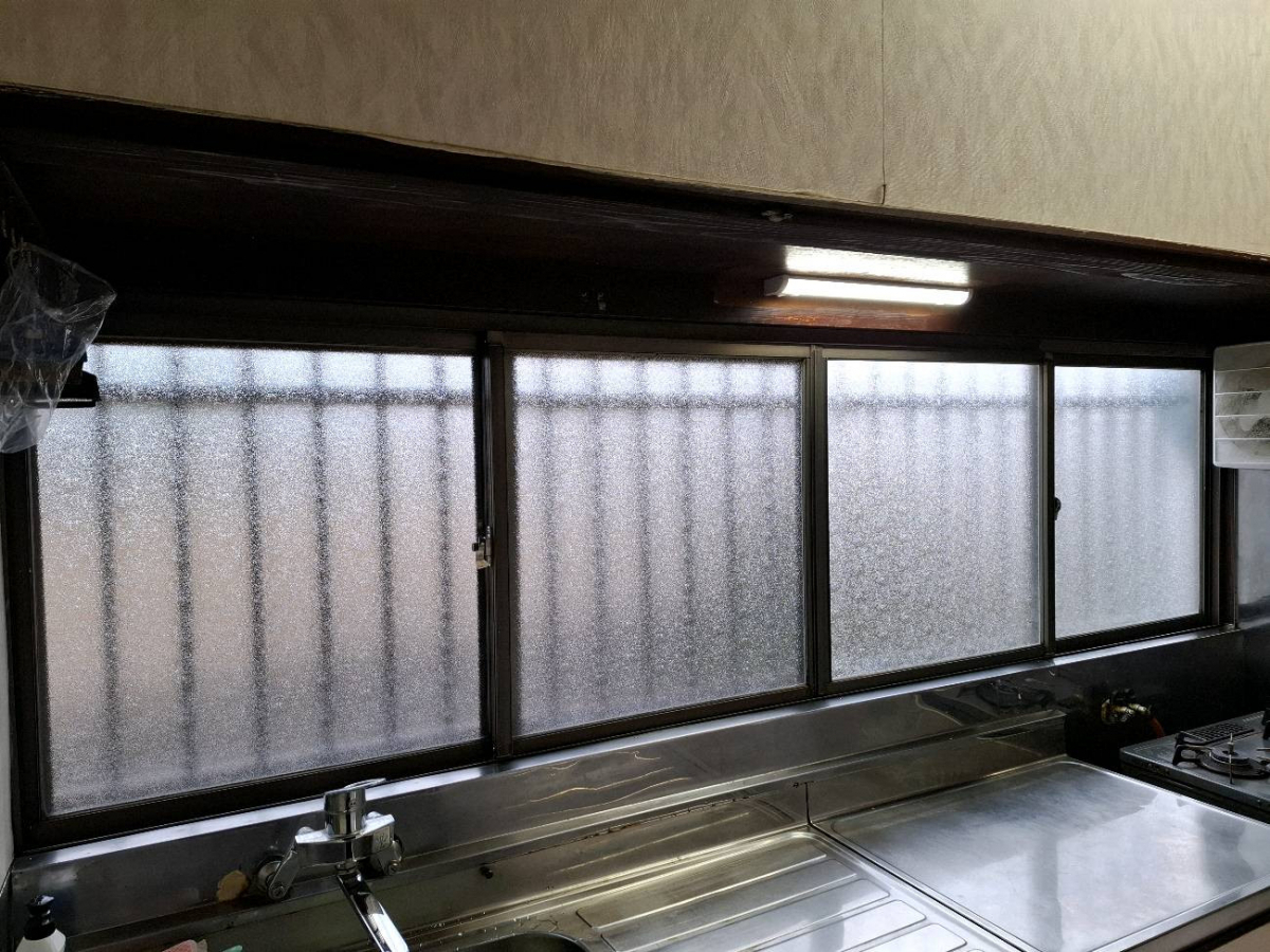 杉戸ウインドトーヨー住器の【南埼玉郡宮代町】キッチンが寒いので窓を取り替えたい！の施工前の写真2