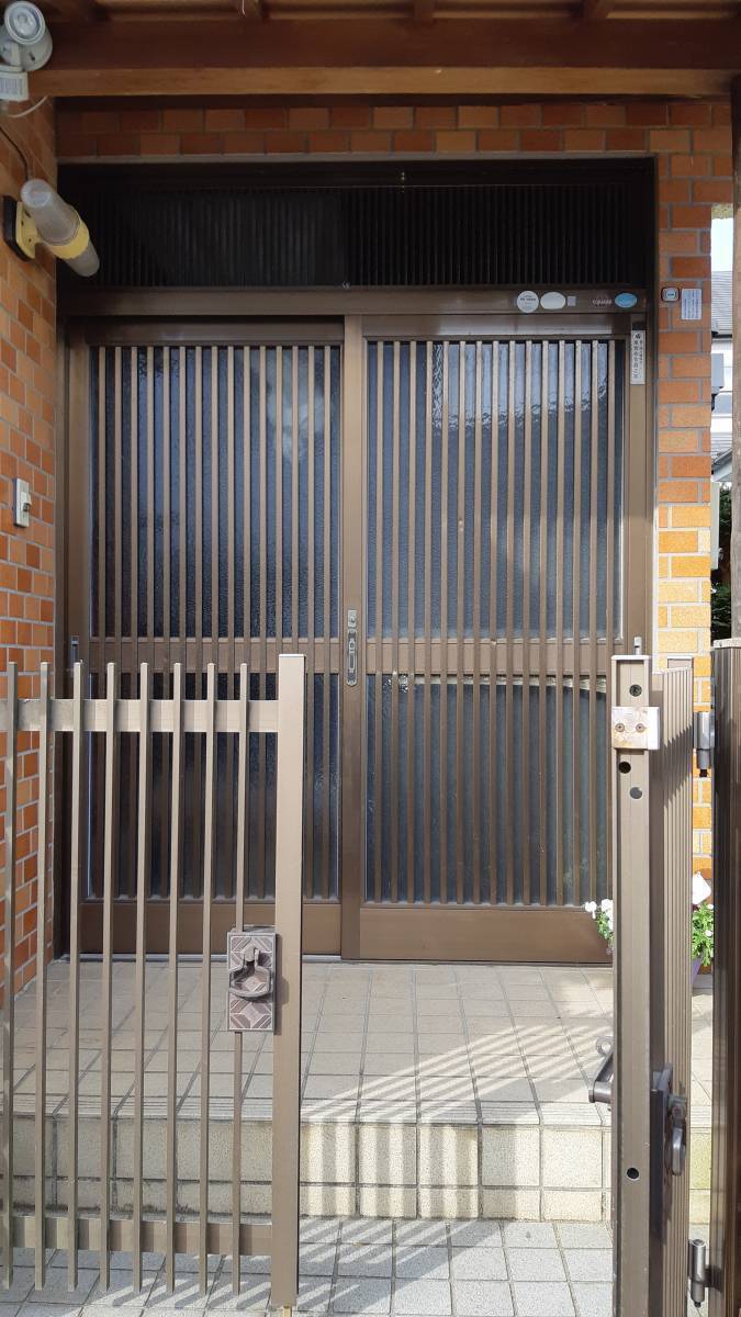 杉戸ウインドトーヨー住器のリシェント玄関引戸を施工しました☺🎶の施工前の写真1