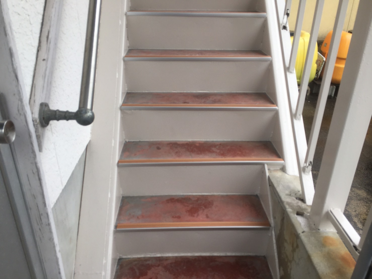 大和アルミトーヨー住器の外階段滑り止め取付の施工後の写真1