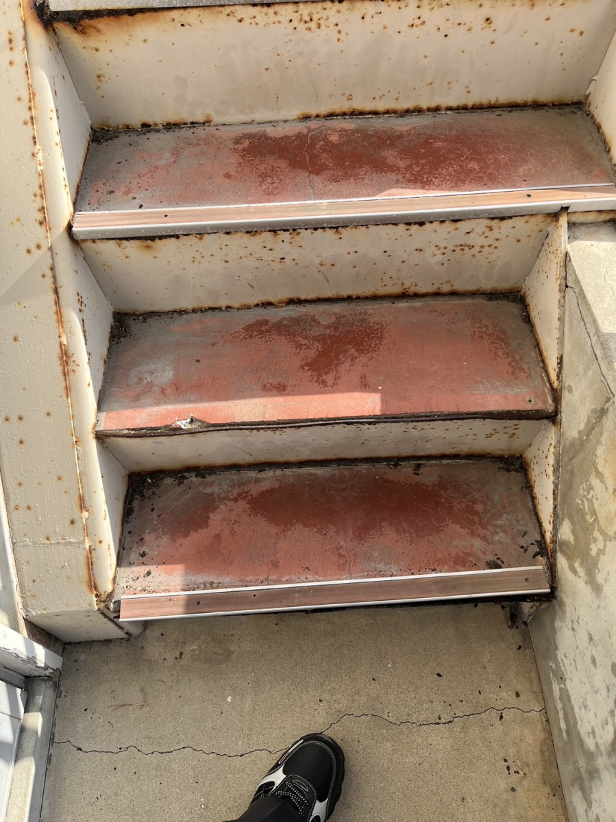 大和アルミトーヨー住器の外階段滑り止め取付の施工前の写真2
