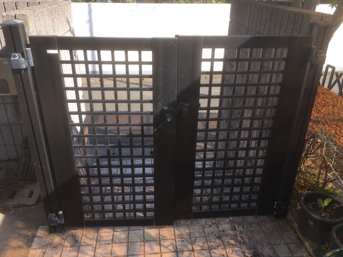 大和アルミトーヨー住器の門扉ヒンジ取替の施工前の写真1