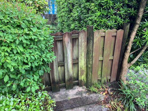 大和アルミトーヨー住器の門扉取付の施工前の写真1