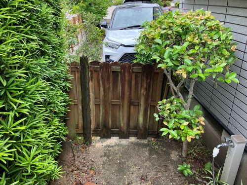 大和アルミトーヨー住器の門扉取付の施工前の写真2