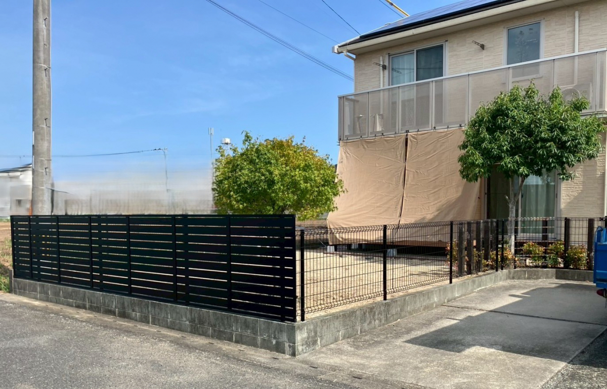 大和アルミトーヨー住器の境界線、防犯、視線カットに!フェンス取付工事(上峰町)の施工後の写真1