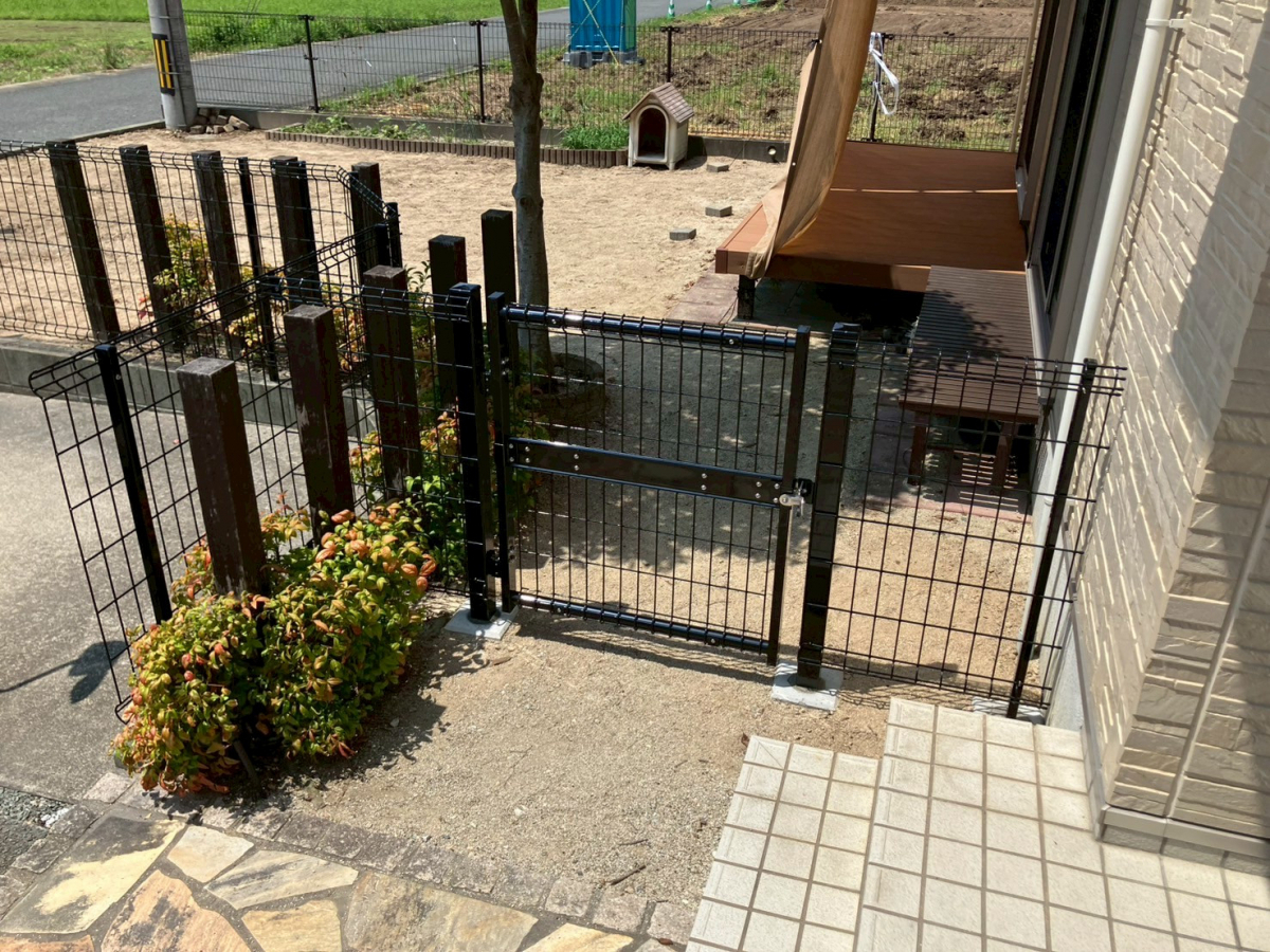 大和アルミトーヨー住器の境界線、防犯、視線カットに!フェンス取付工事(上峰町)の施工後の写真3