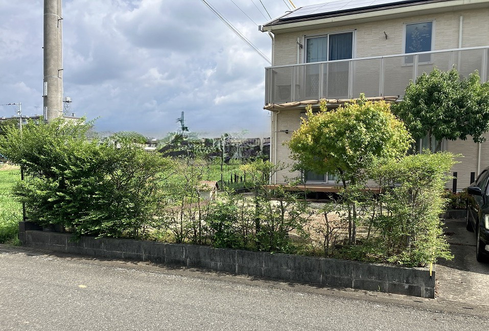大和アルミトーヨー住器の境界線、防犯、視線カットに!フェンス取付工事(上峰町)の施工前の写真1
