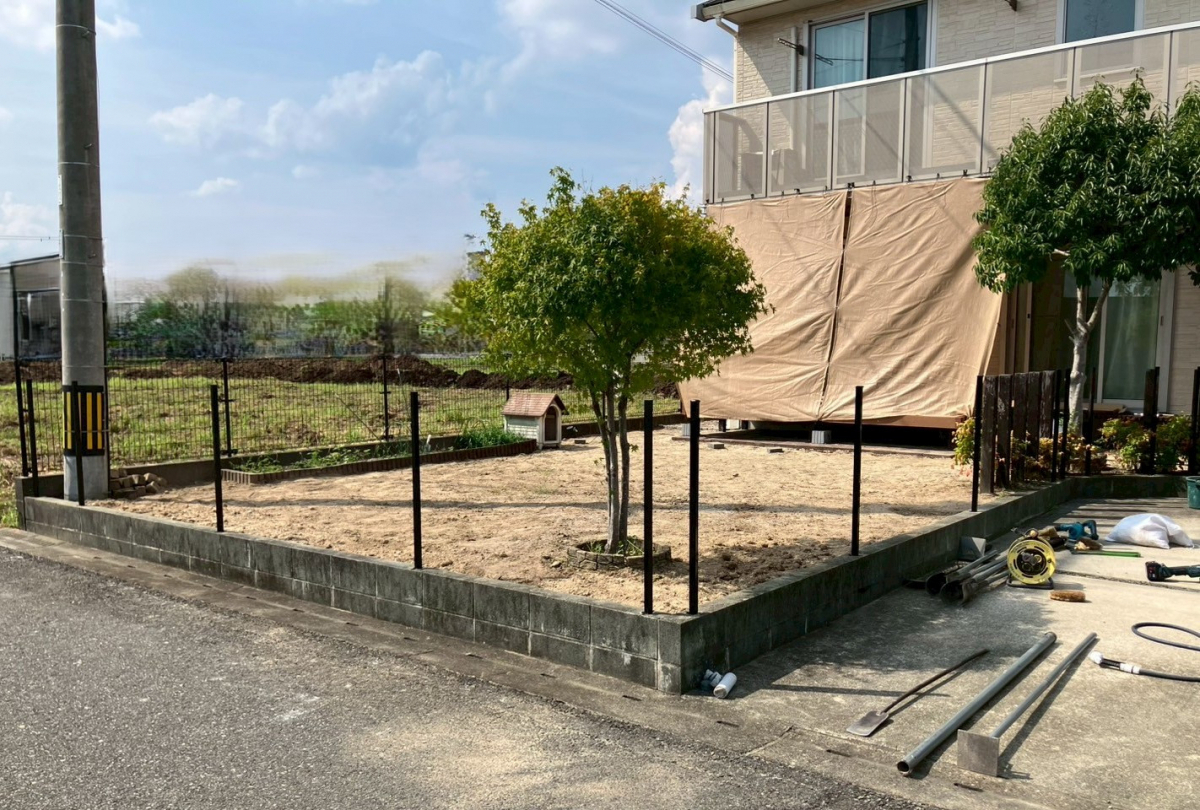 大和アルミトーヨー住器の境界線、防犯、視線カットに!フェンス取付工事(上峰町)の施工前の写真2