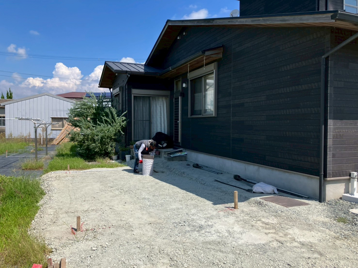 大和アルミトーヨー住器の風にも雪にも強い!折半屋根のカーポートSW設置工事(三根町)の施工前の写真2