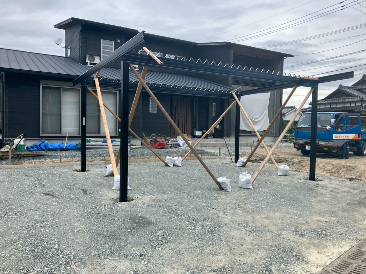 大和アルミトーヨー住器の風にも雪にも強い!折半屋根のカーポートSW設置工事(三根町)の施工前の写真3