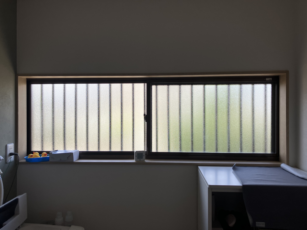 大和アルミトーヨー住器の断熱だけじゃない！目隠し、防音にも最適◎LIXILの内窓"インプラス”（佐賀市）の施工前の写真2