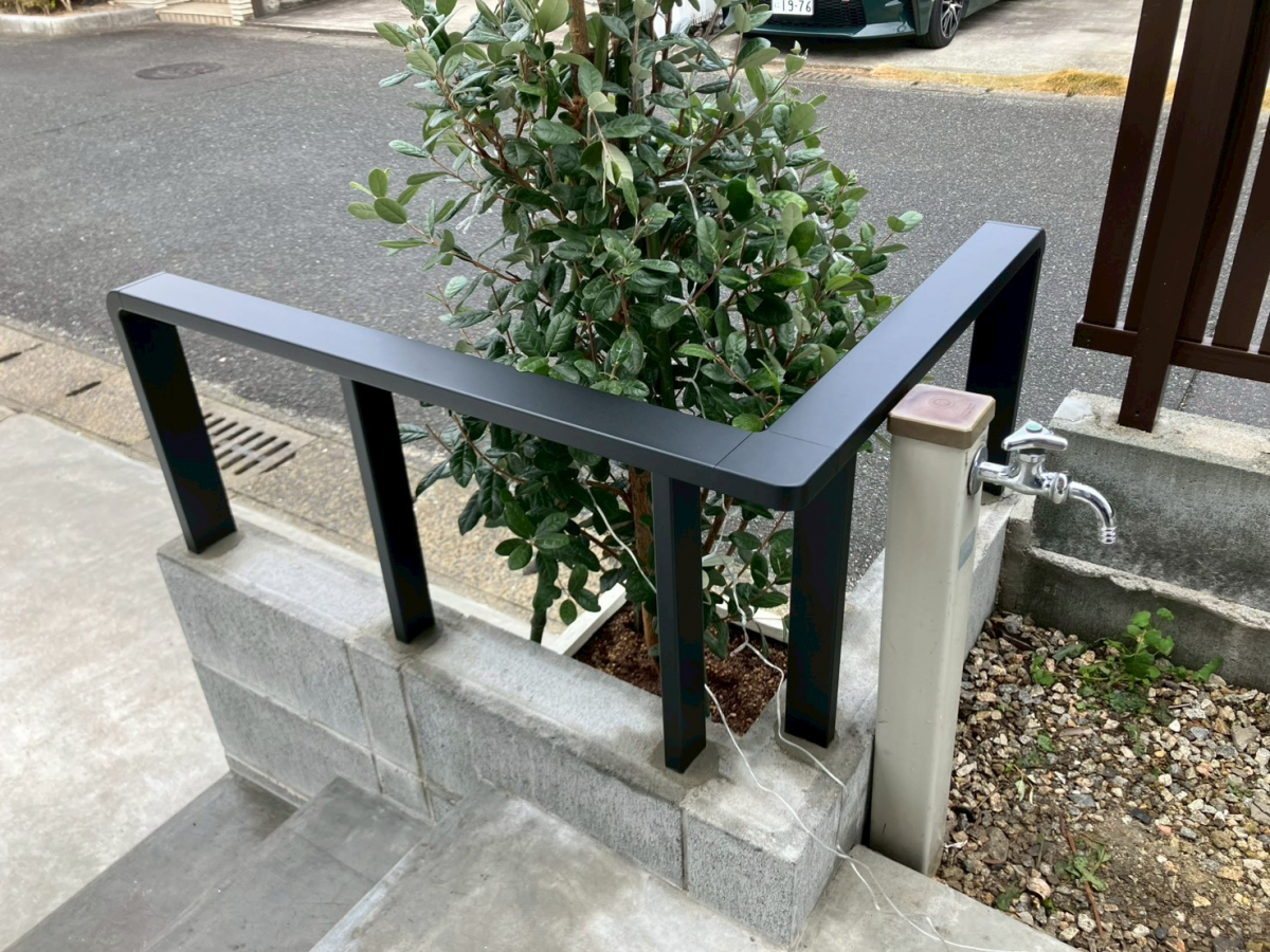 大和アルミトーヨー住器の玄関前にデザイナーズレール施工しました！（佐賀市）の施工後の写真2