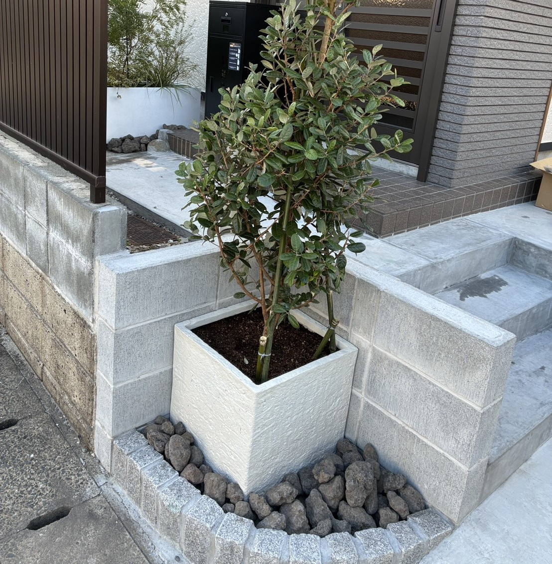 大和アルミトーヨー住器の玄関前にデザイナーズレール施工しました！（佐賀市）の施工前の写真1