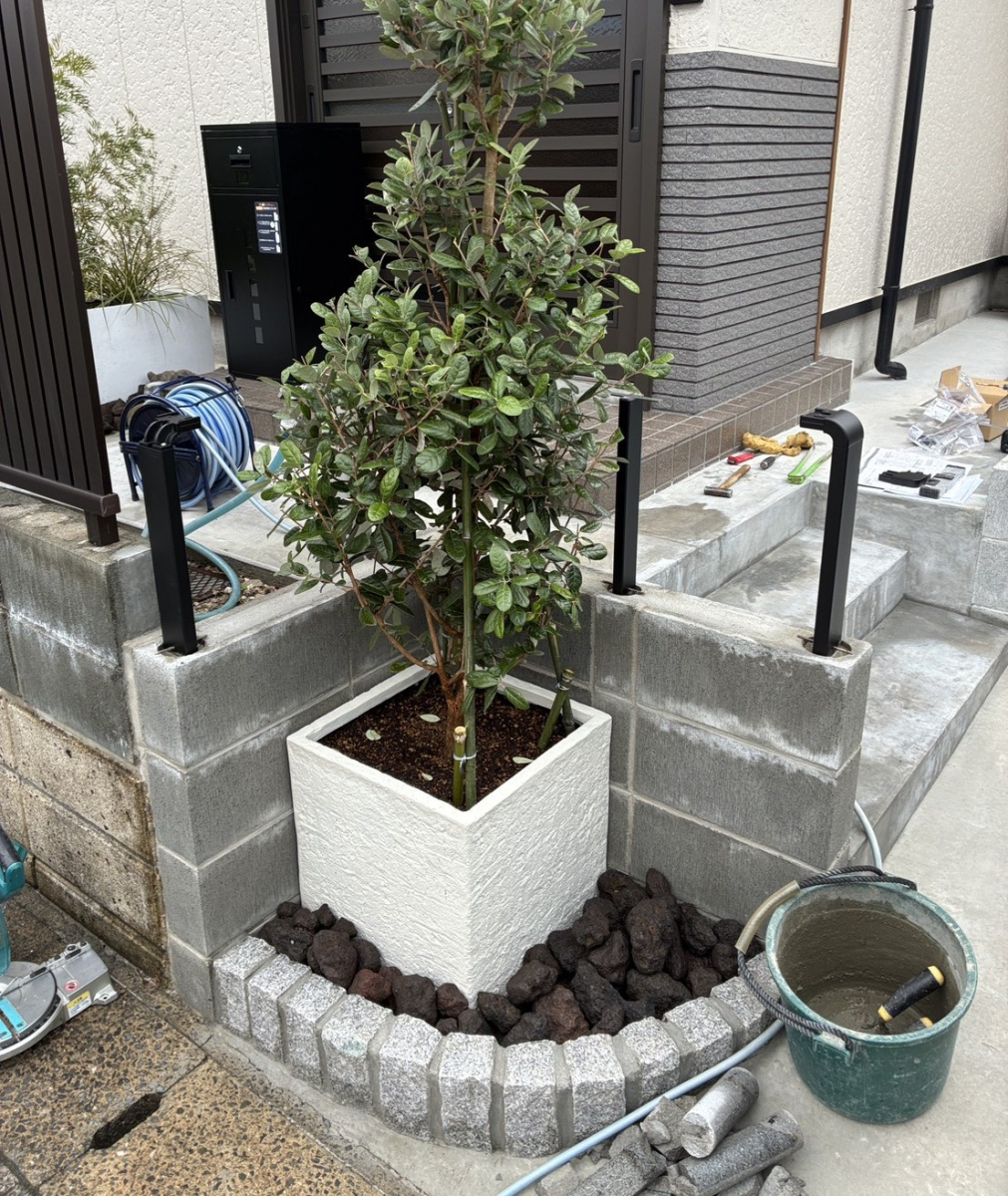 大和アルミトーヨー住器の玄関前にデザイナーズレール施工しました！（佐賀市）の施工前の写真2