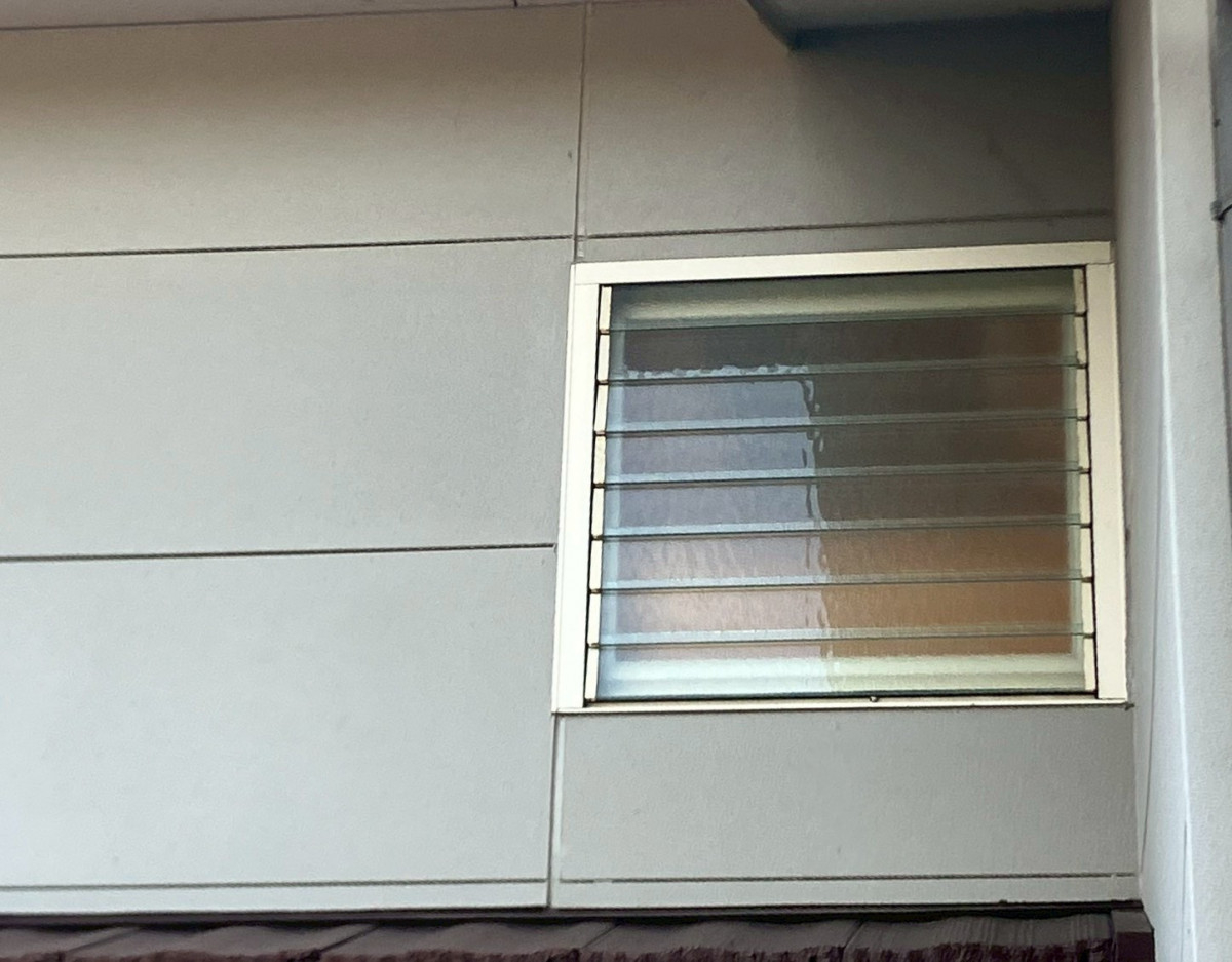 大和アルミトーヨー住器の防犯対策に！面格子取り付けました🌟（佐賀市）の施工前の写真2