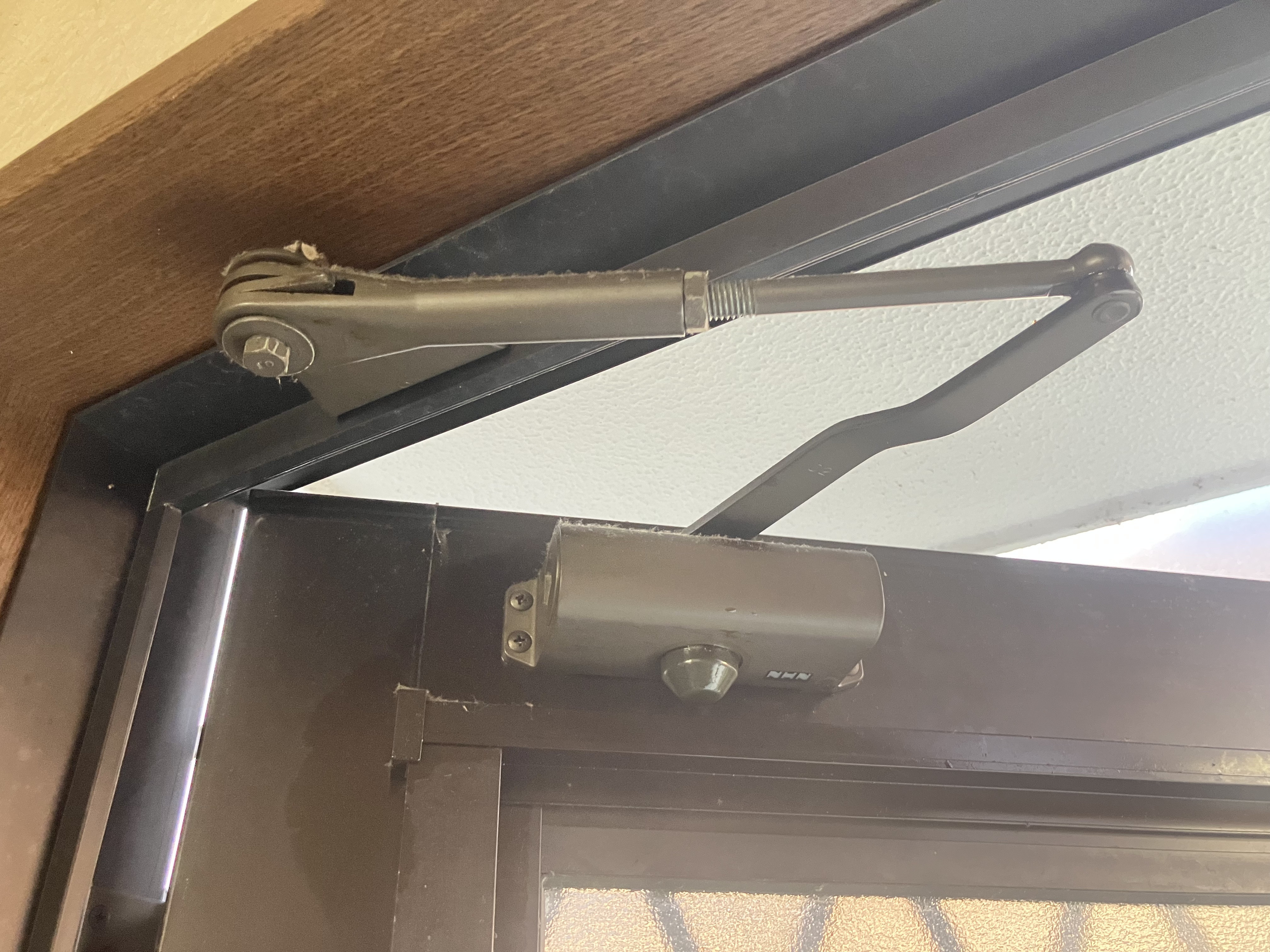 大和アルミトーヨー住器のドアクローザー交換しました！（神埼市）の施工前の写真1