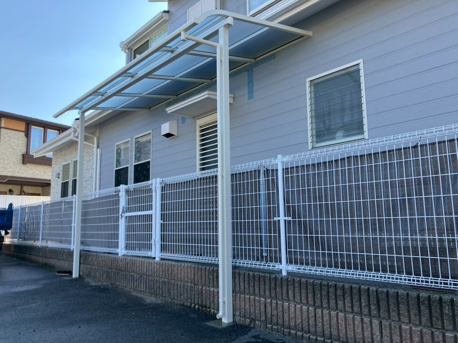 大和アルミトーヨー住器の（吉野ヶ里町）古くなった波板テラスからポリカ屋根のテラス「スピーネ」へ！の施工後の写真1