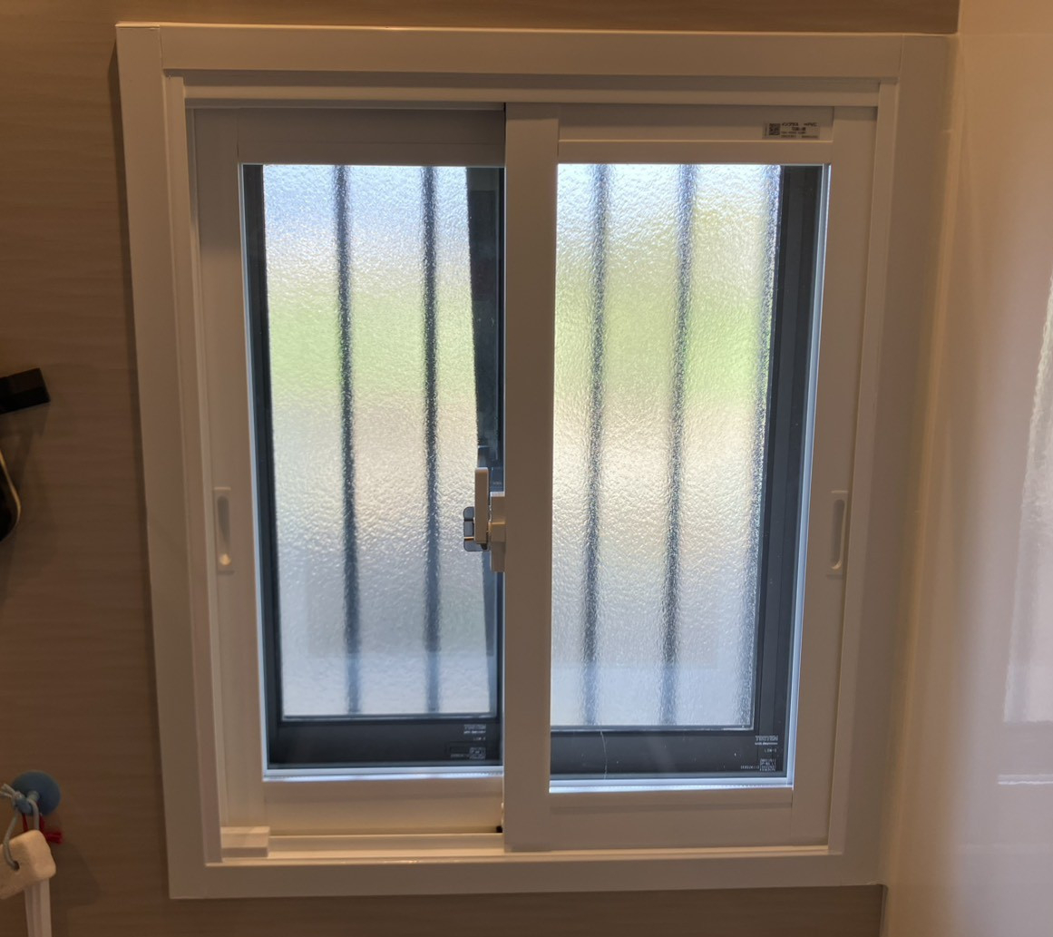 大和アルミトーヨー住器の（佐賀市）お風呂の寒さにお悩みの方必見！浴室に内窓 インプラスを設置しました。の施工後の写真1