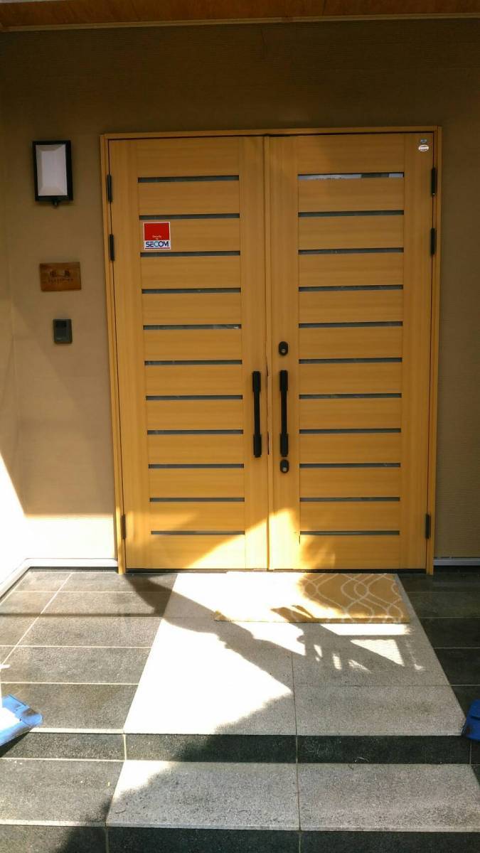 大和アルミトーヨー住器の玄関ドアを引戸にの施工前の写真1