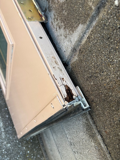 サトートーヨー住器の傷んだ木製玄関ドアを交換の施工事例詳細写真1