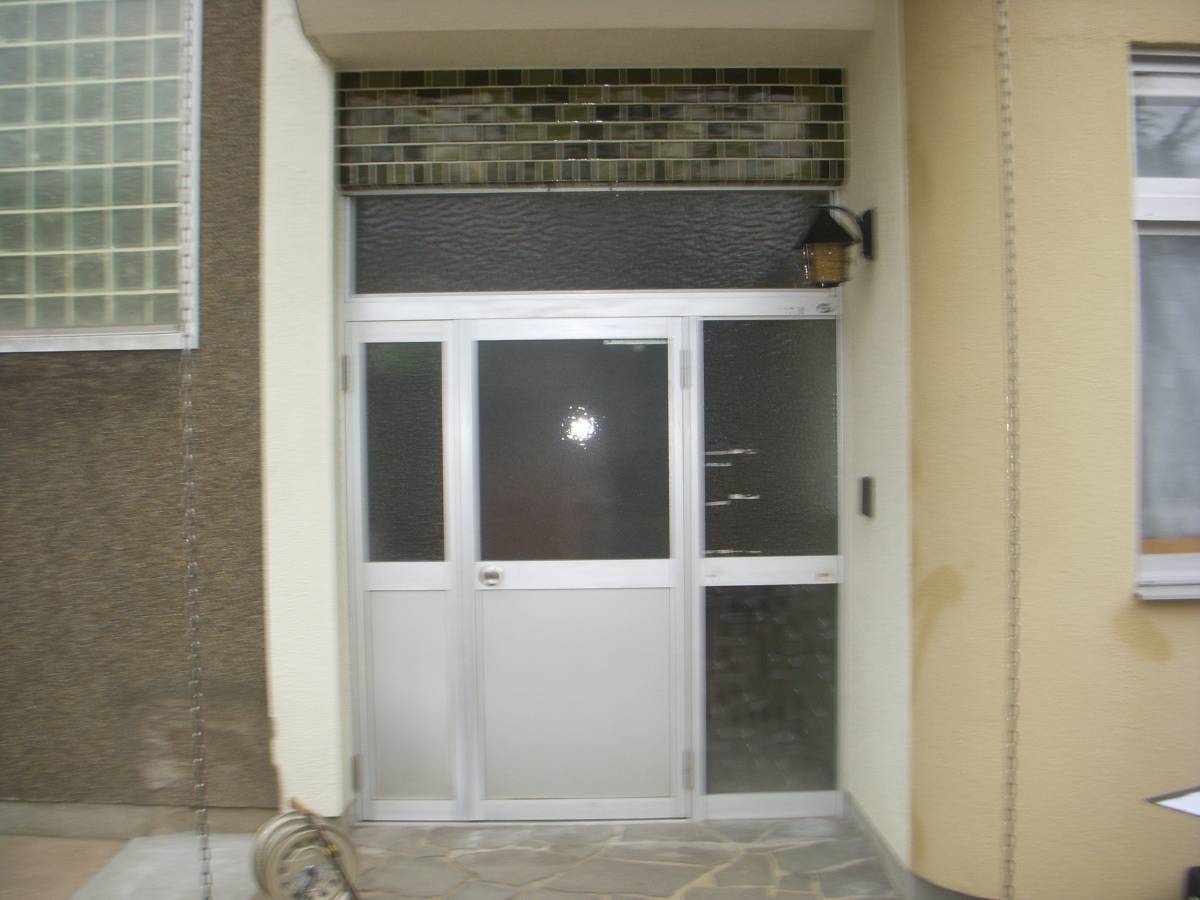 サトートーヨー住器の玄関引戸リフォームの施工前の写真1