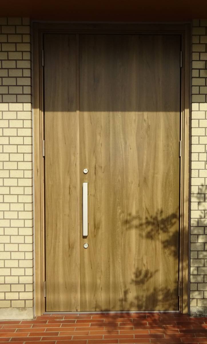 サトートーヨー住器の玄関ドアリフォーム　『リシェント』の施工後の写真1