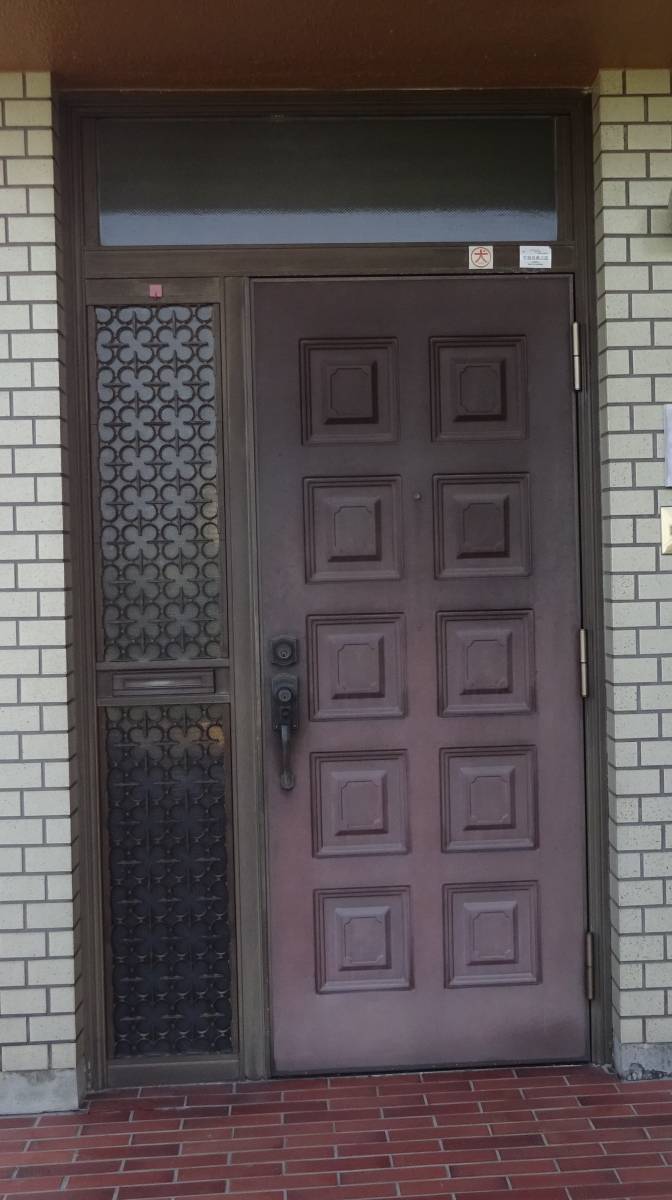 サトートーヨー住器の玄関ドアリフォーム　『リシェント』の施工前の写真1