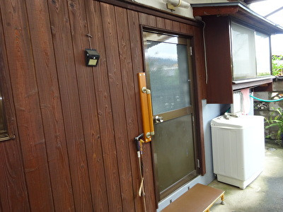 サトートーヨー住器の勝手口ドア取替工事の施工前の写真1