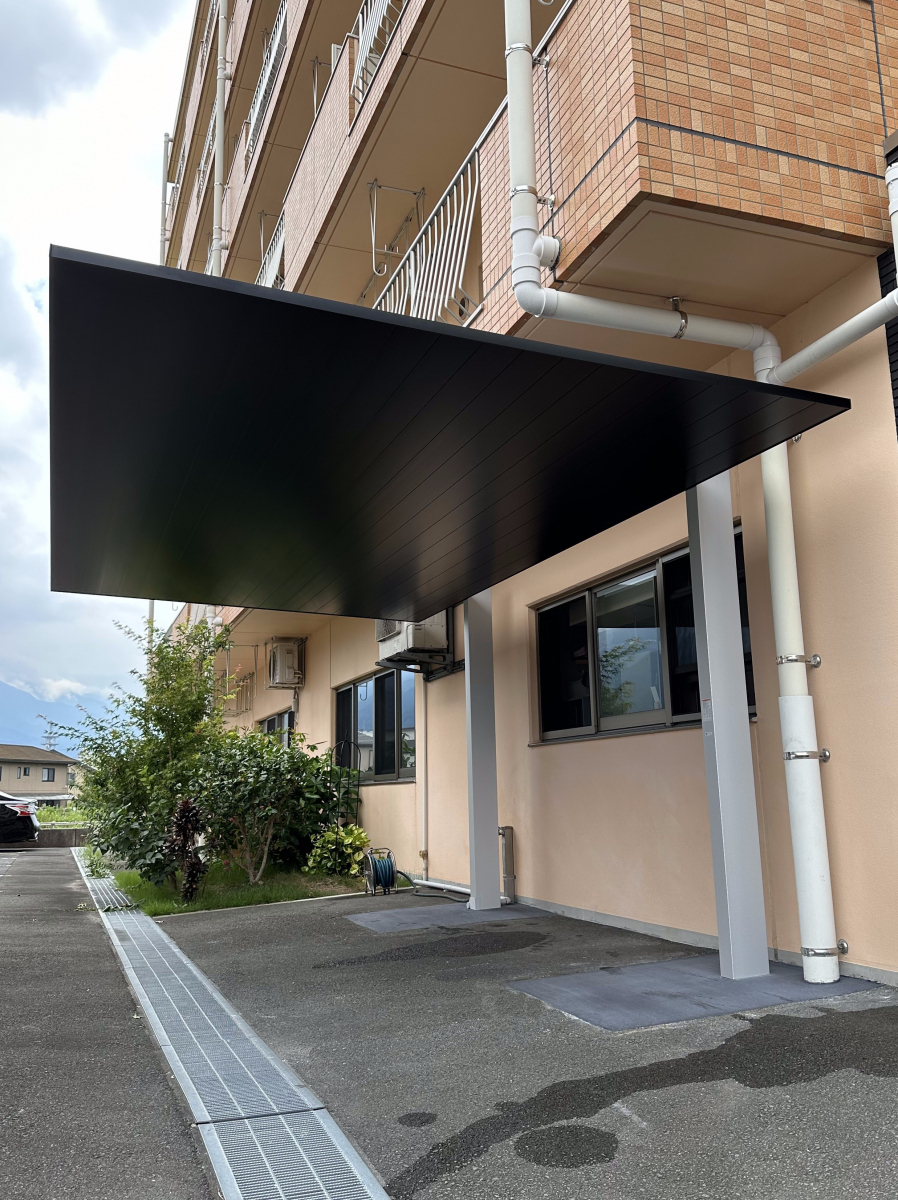 サトートーヨー住器のスタイリッシュなカーポートの施工後の写真2