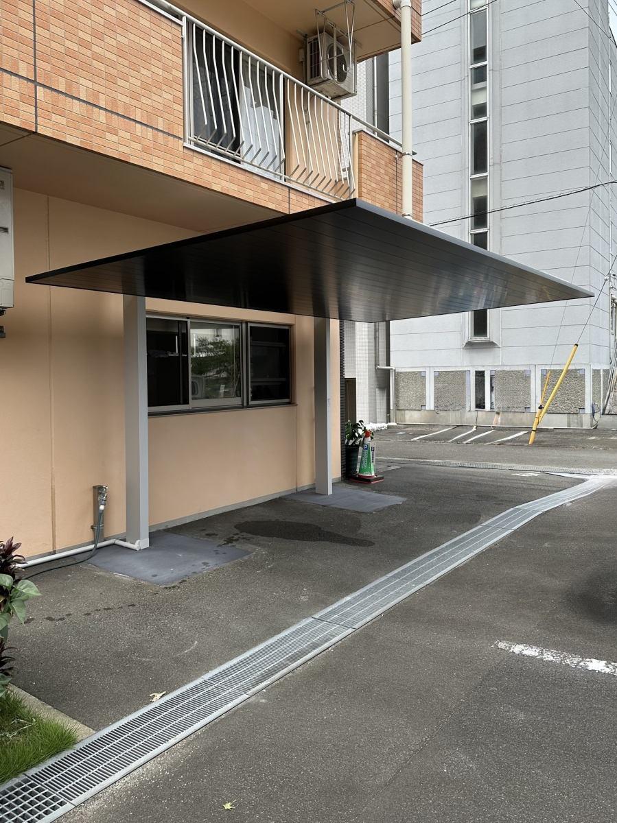 サトートーヨー住器のスタイリッシュなカーポートの施工後の写真3