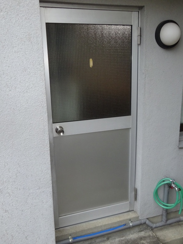 サトートーヨー住器の隙間風に悩む勝手口ドア交換の施工前の写真1