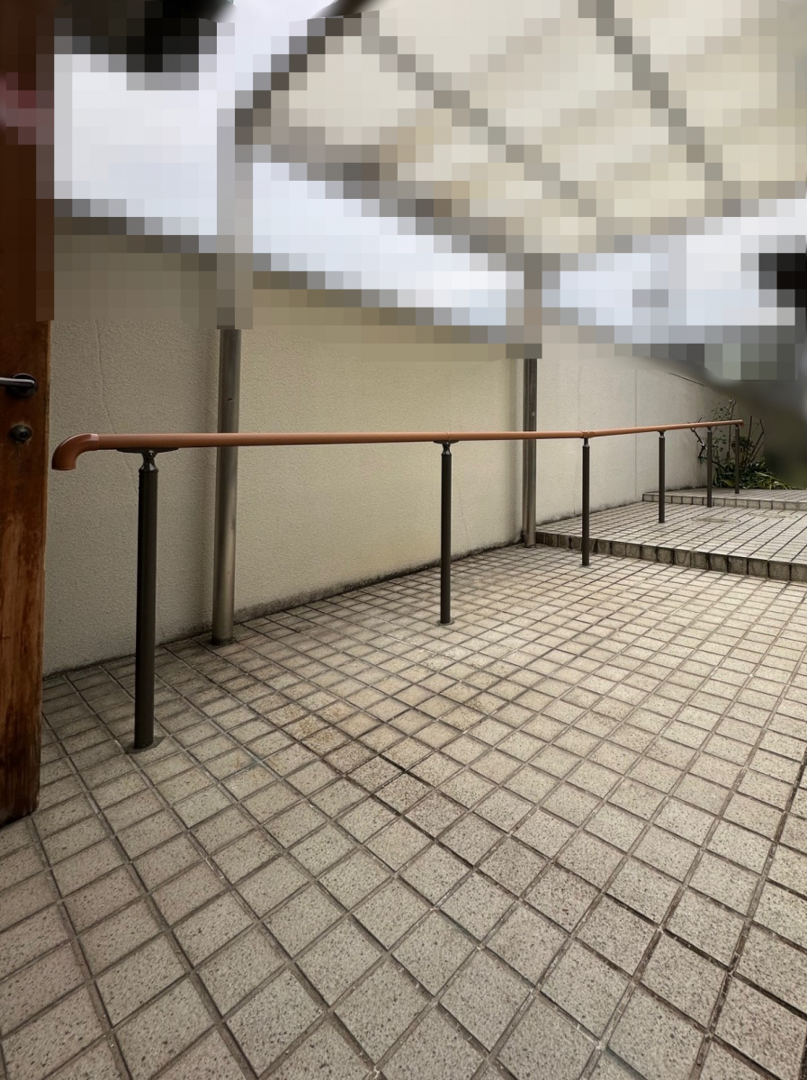 サトートーヨー住器の滑りやすい足元に手すり取付の施工後の写真1