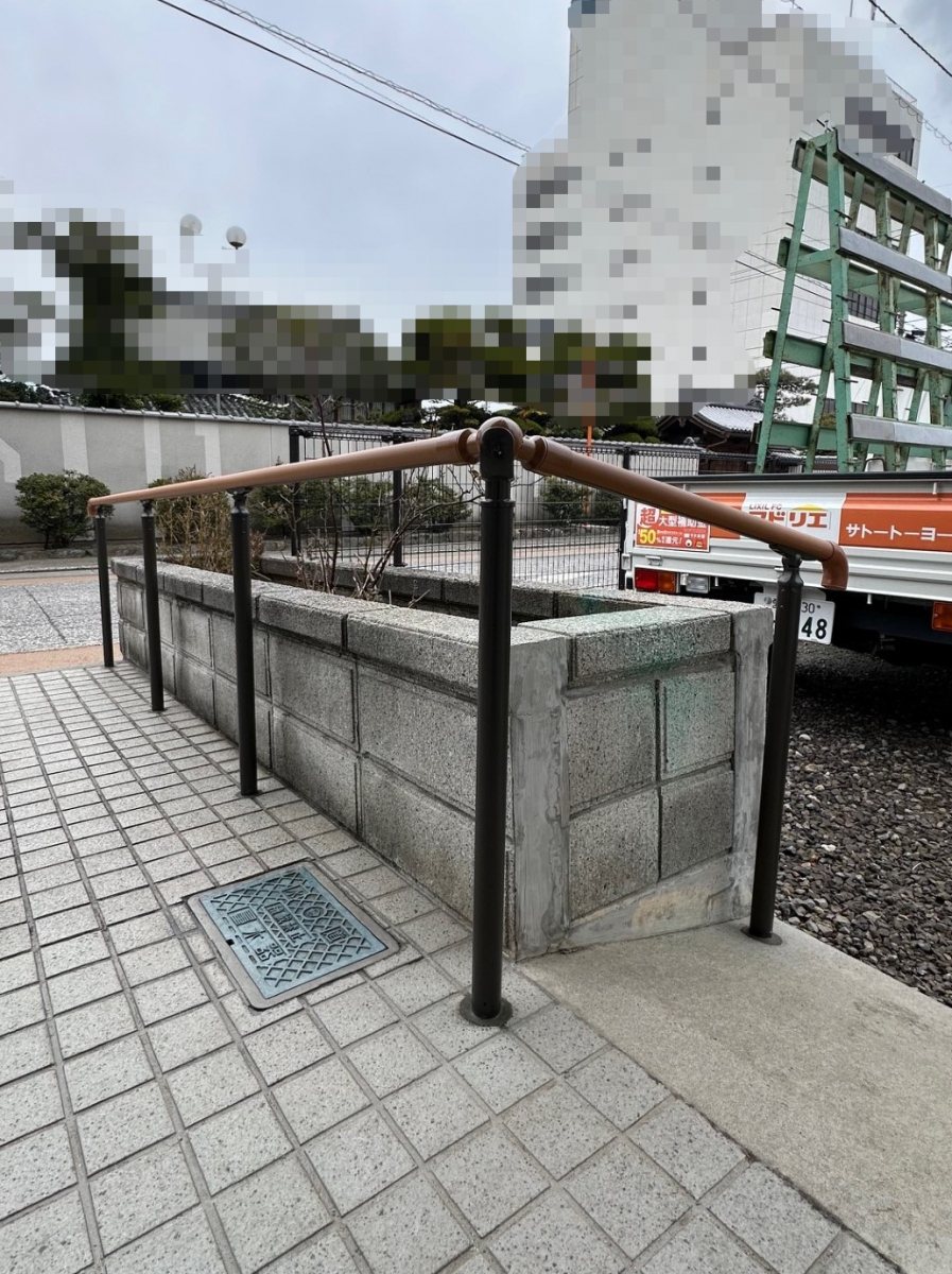 サトートーヨー住器の滑りやすい足元に手すり取付の施工後の写真2
