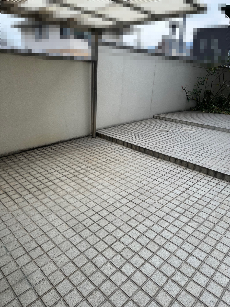 サトートーヨー住器の滑りやすい足元に手すり取付の施工前の写真1