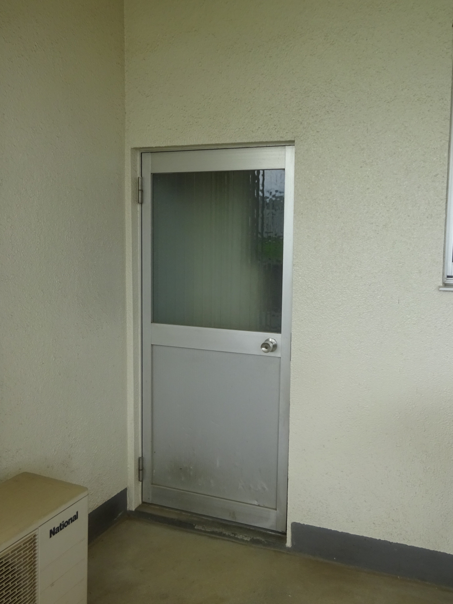 サトートーヨー住器の風通しの良い勝手口ドアへの施工前の写真1