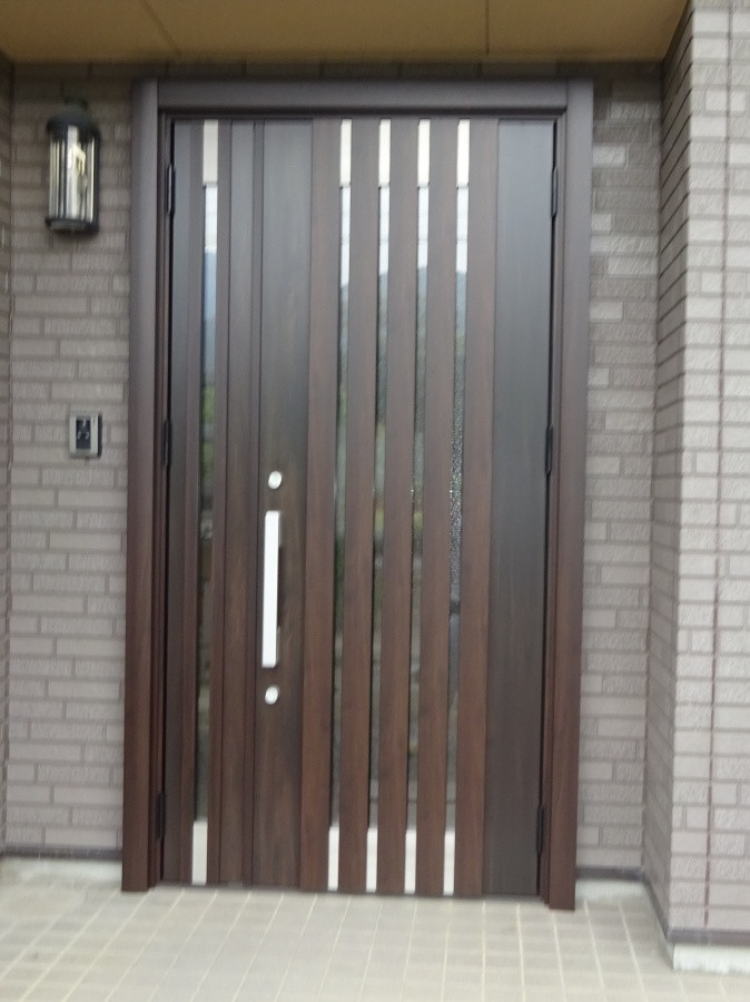 サトートーヨー住器の光採り込むスリットデザイン　LIXILリシェント玄関ドアの施工後の写真1