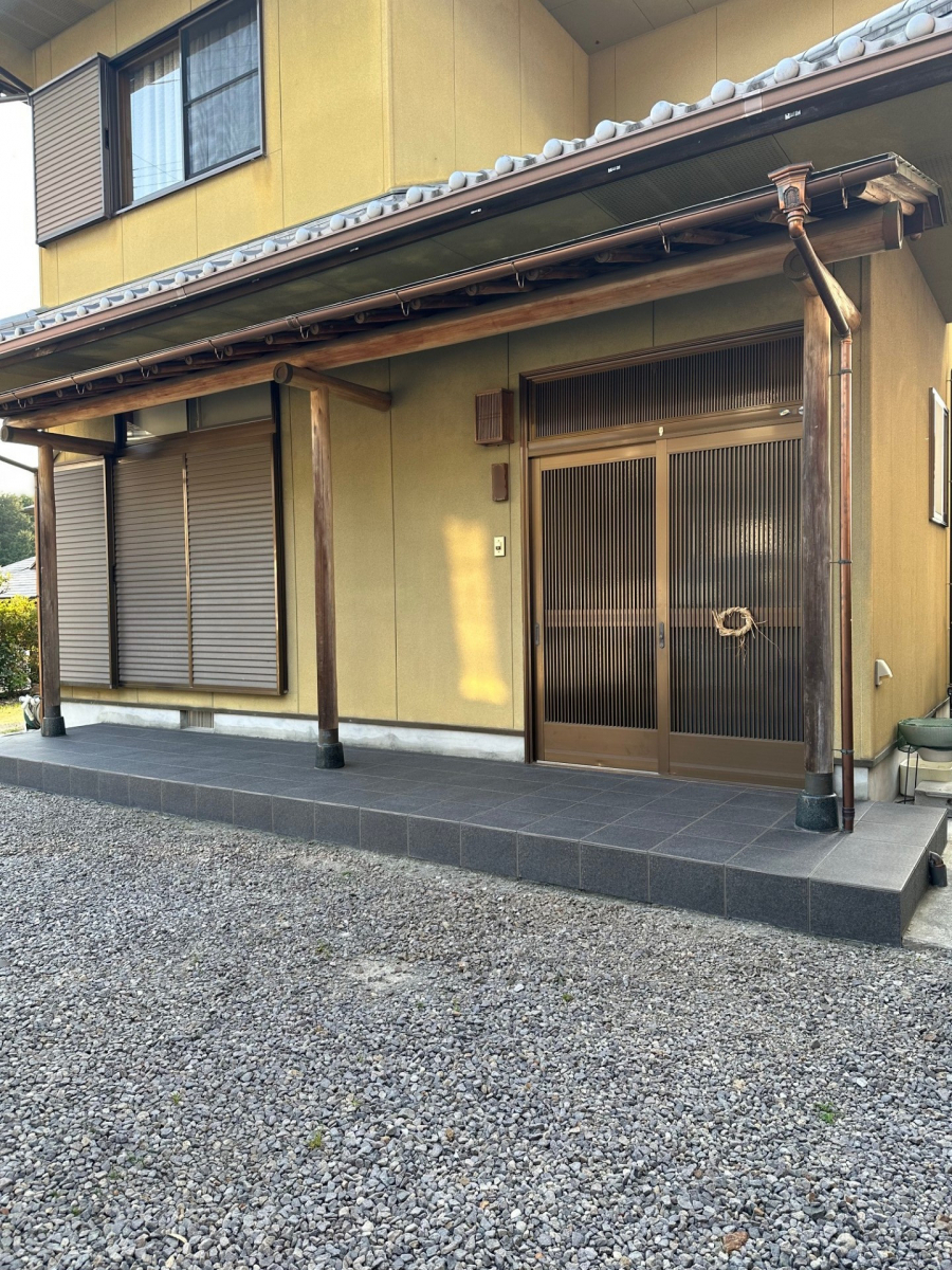 サトートーヨー住器の古くなった玄関ポーチのタイルを張替えの施工後の写真2