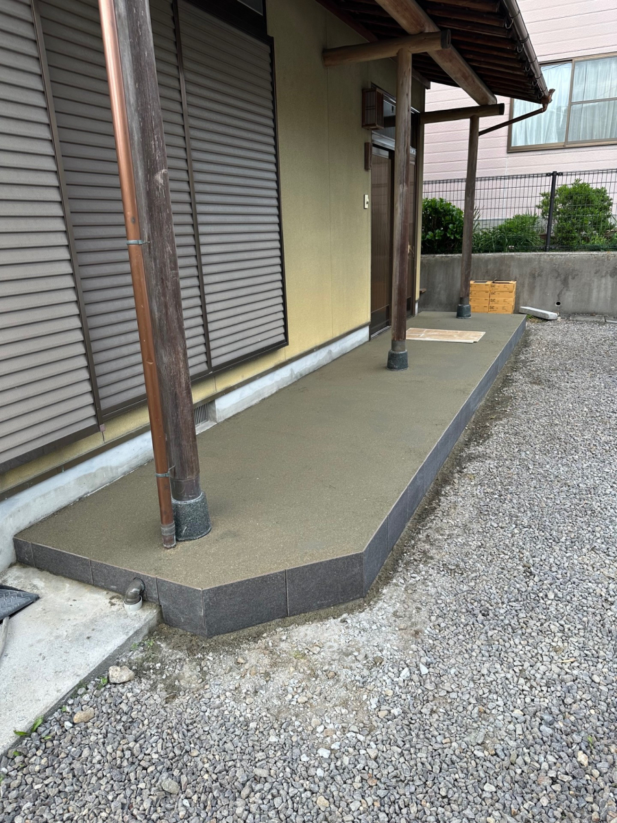 サトートーヨー住器の古くなった玄関ポーチのタイルを張替えの施工前の写真3