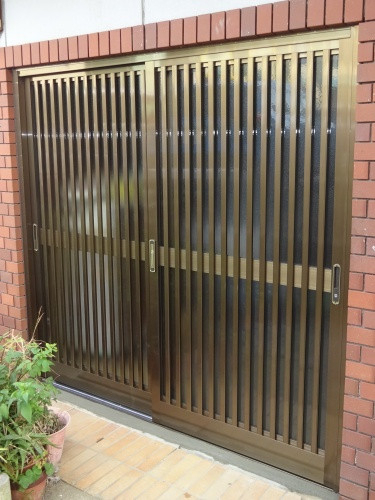 サトートーヨー住器の古くなった玄関引戸をリフレッシュ！の施工後の写真1