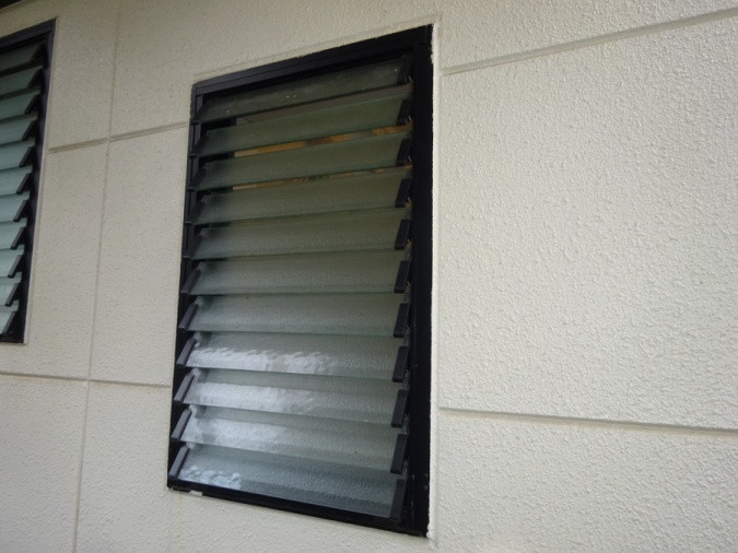 サトートーヨー住器のガラスルーバー窓の取替で快適＆安全に！の施工前の写真1