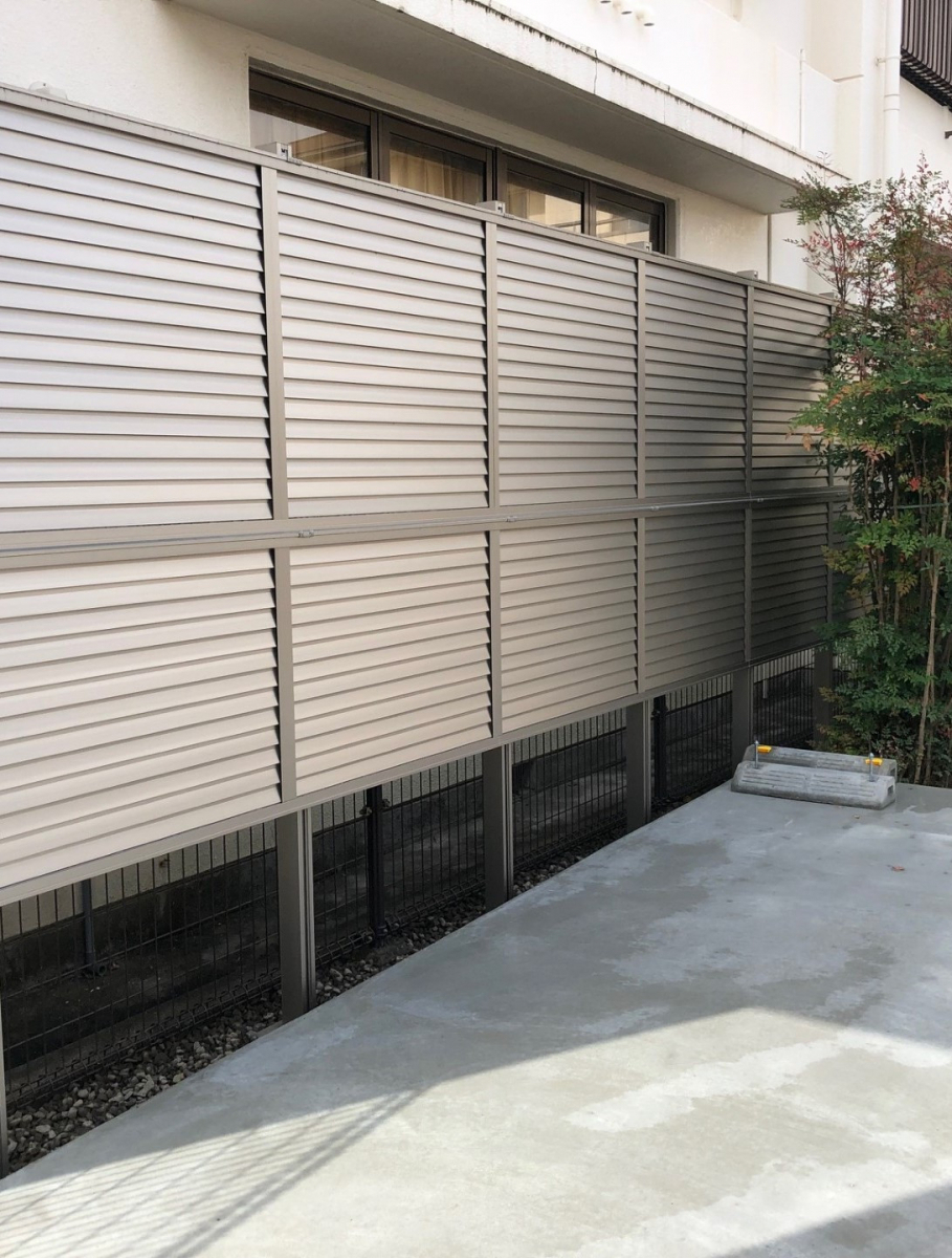 サトートーヨー住器の気になる視線に目隠しフェンスの施工後の写真1