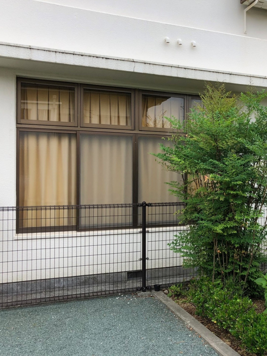 サトートーヨー住器の気になる視線に目隠しフェンスの施工前の写真1