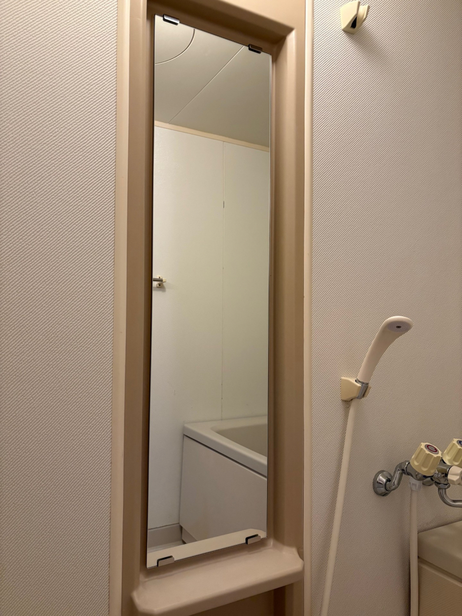 サトートーヨー住器の鏡の中に黒い斑点が！？の施工後の写真1