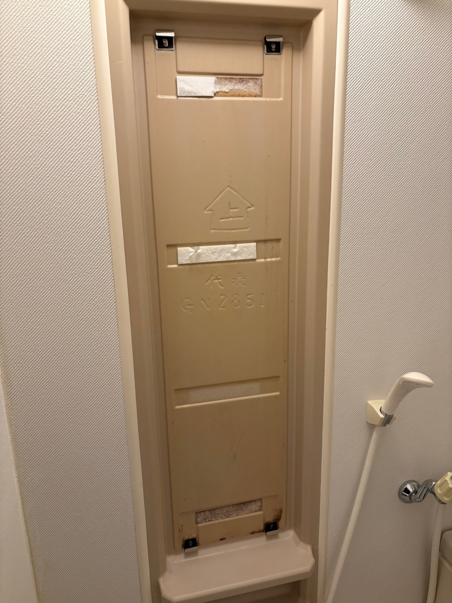 サトートーヨー住器の鏡の中に黒い斑点が！？の施工前の写真3