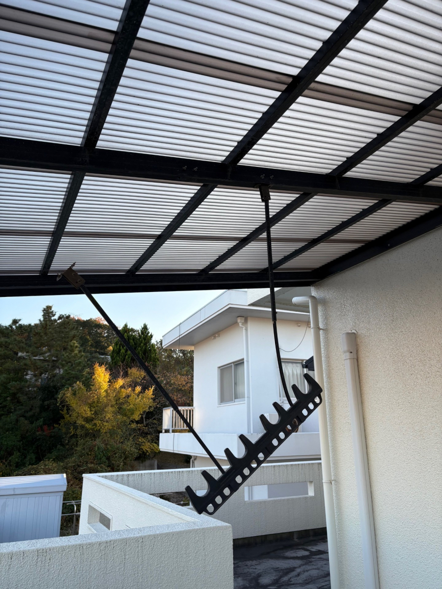サトートーヨー住器の引きちぎれた吊り下げ物干し金物の施工前の写真1